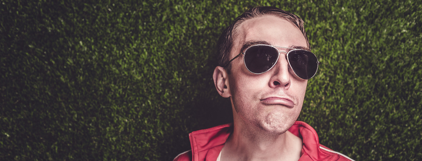 Geiler typ mit brille selbstbewusstsein versta rken