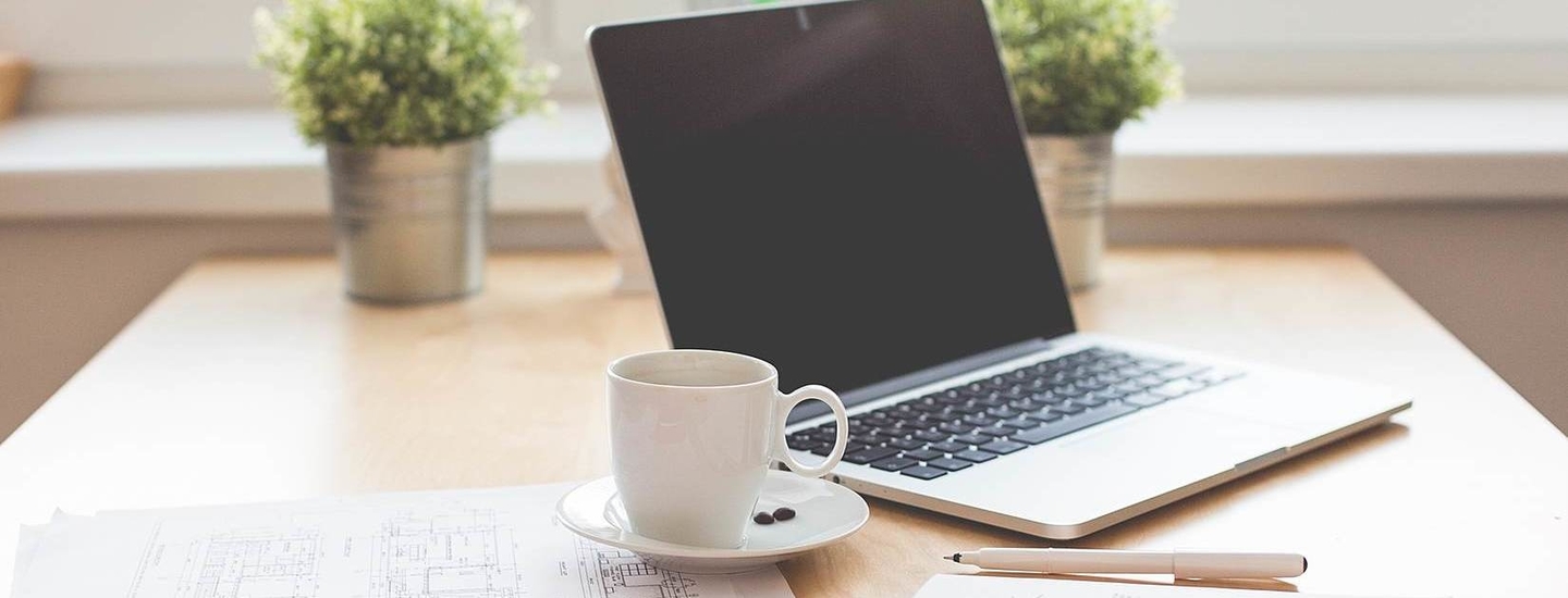 Home office laptop und kaffee