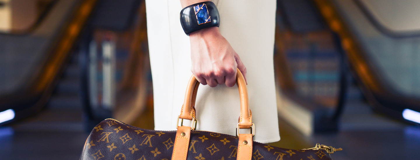 Frau mit tasche hallo ich bin neu hier