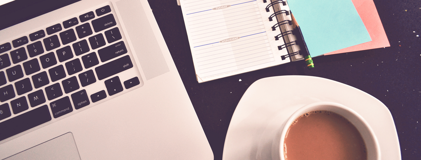 Laptop kaffee notebook start des unternehmertums