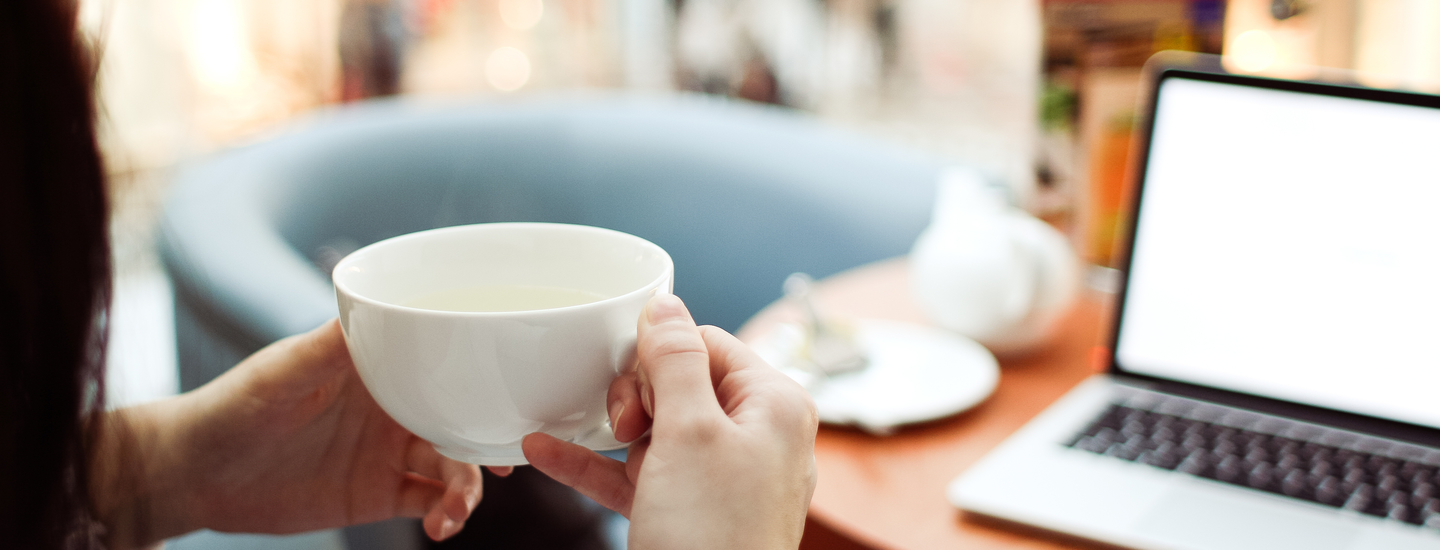 Frau mit kaffee und laptop hoch hinauf in den elfenbeinturm