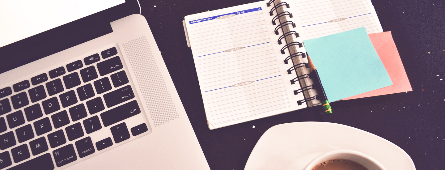 Laptop kaffee notebook start des unternehmertums
