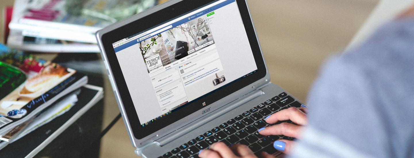 Frau mit laptop soziale medien tipps