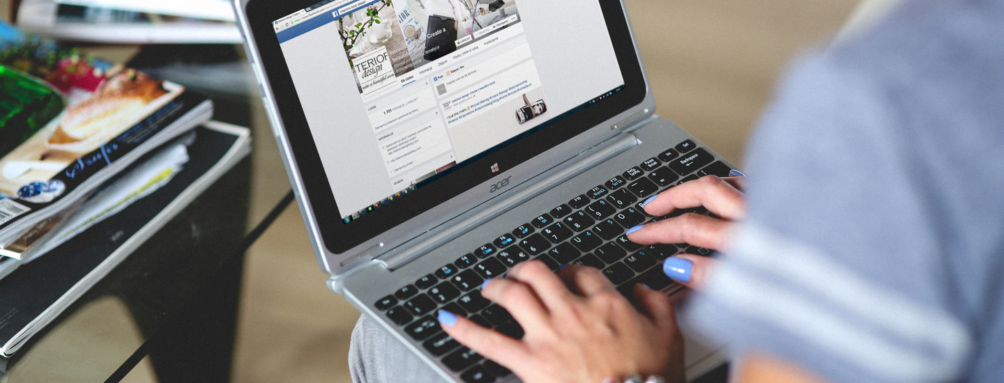 Frau mit laptop soziale medien tipps
