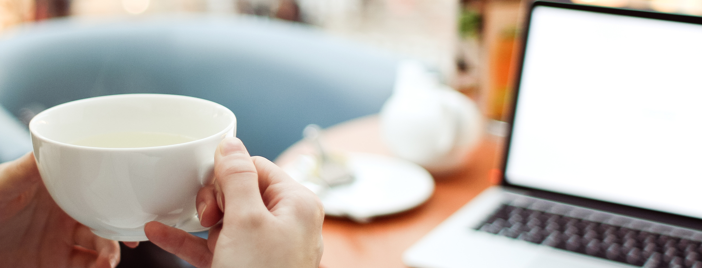 Frau mit kaffee und laptop hoch hinauf in den elfenbeinturm