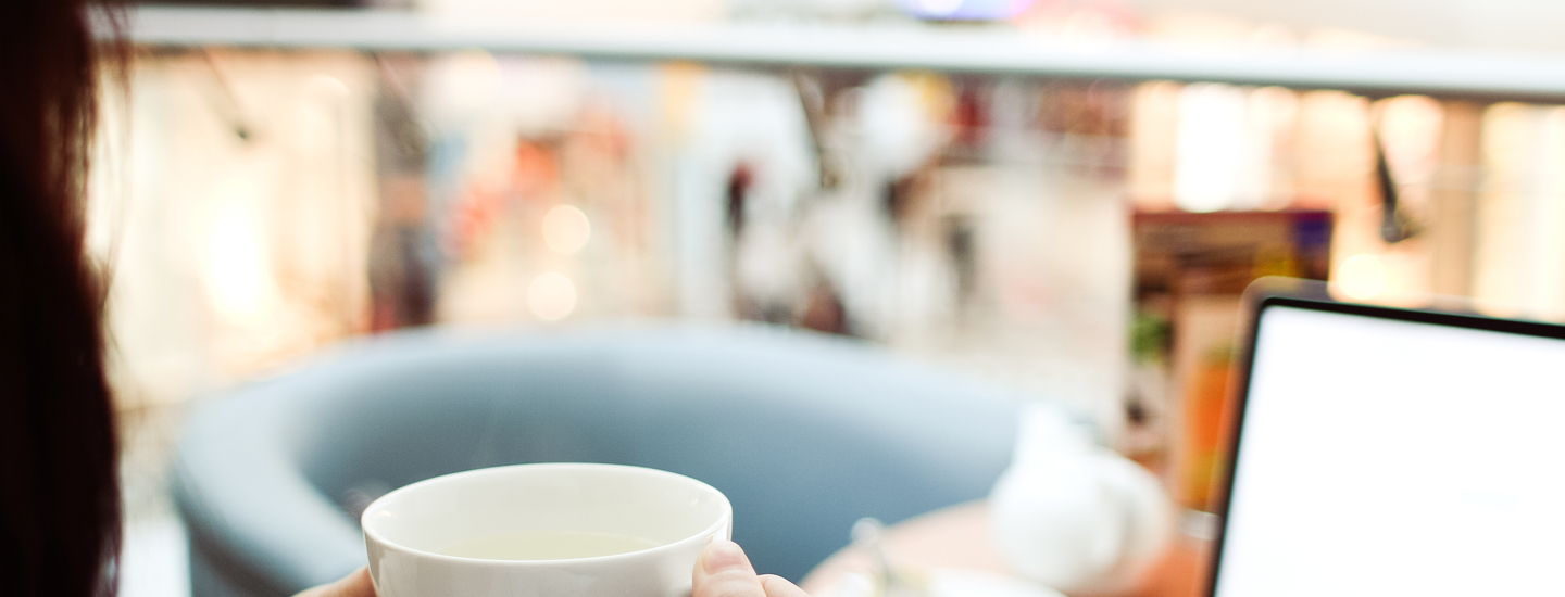 Frau mit kaffee und laptop hoch hinauf in den elfenbeinturm