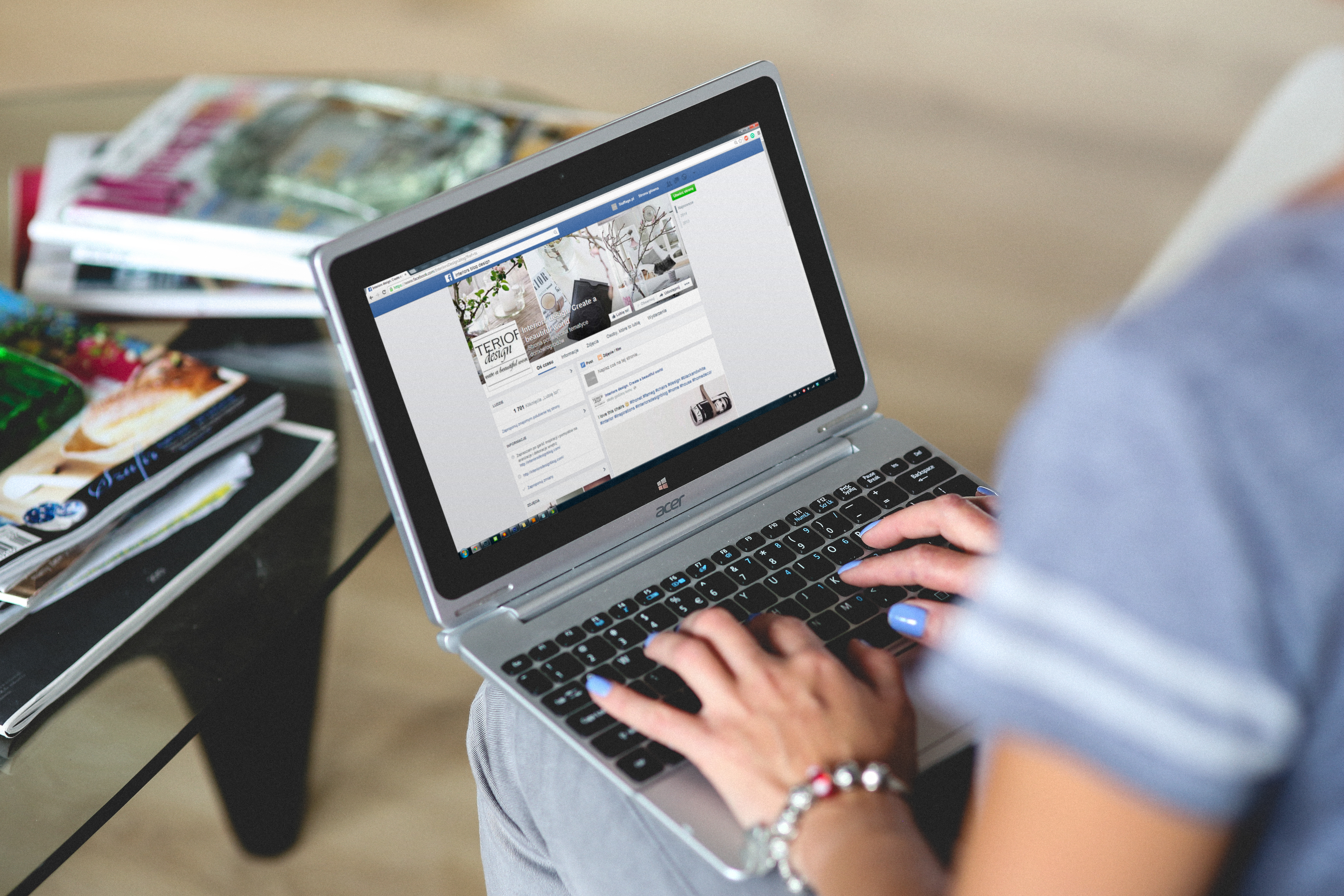 Frau mit laptop soziale medien tipps
