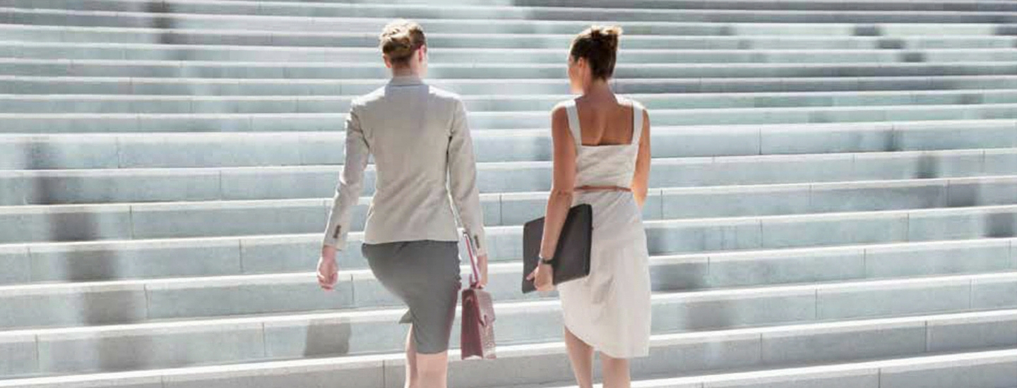 Karriere versicherungsbranche frauen treppe header