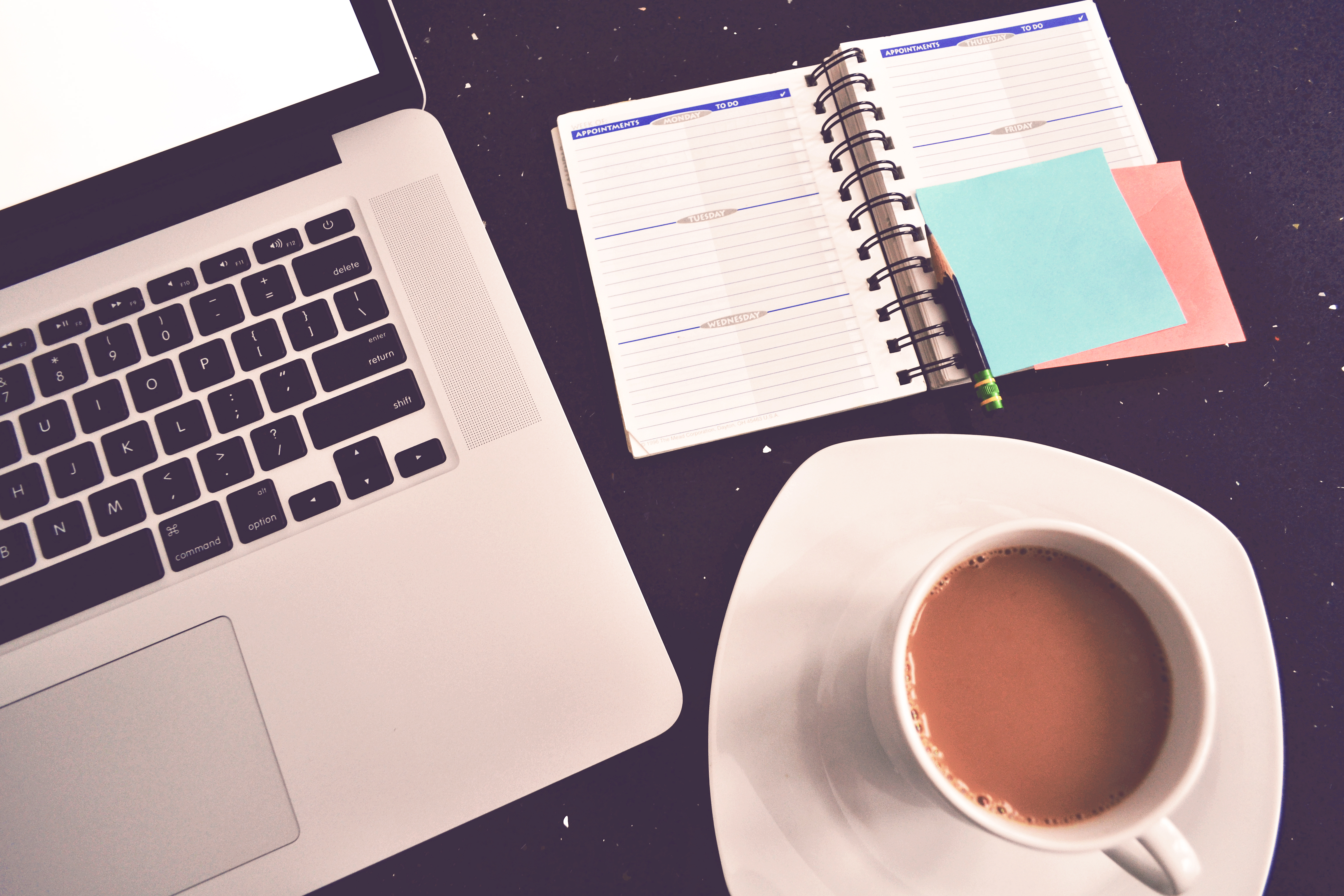 Laptop kaffee notebook start des unternehmertums