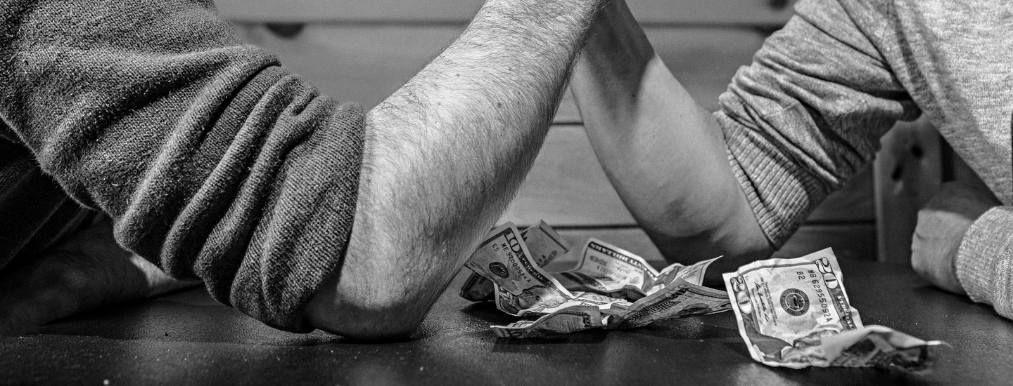 Gehaltsverhandlung zwei m nner am tisch beim armdr cken um geld