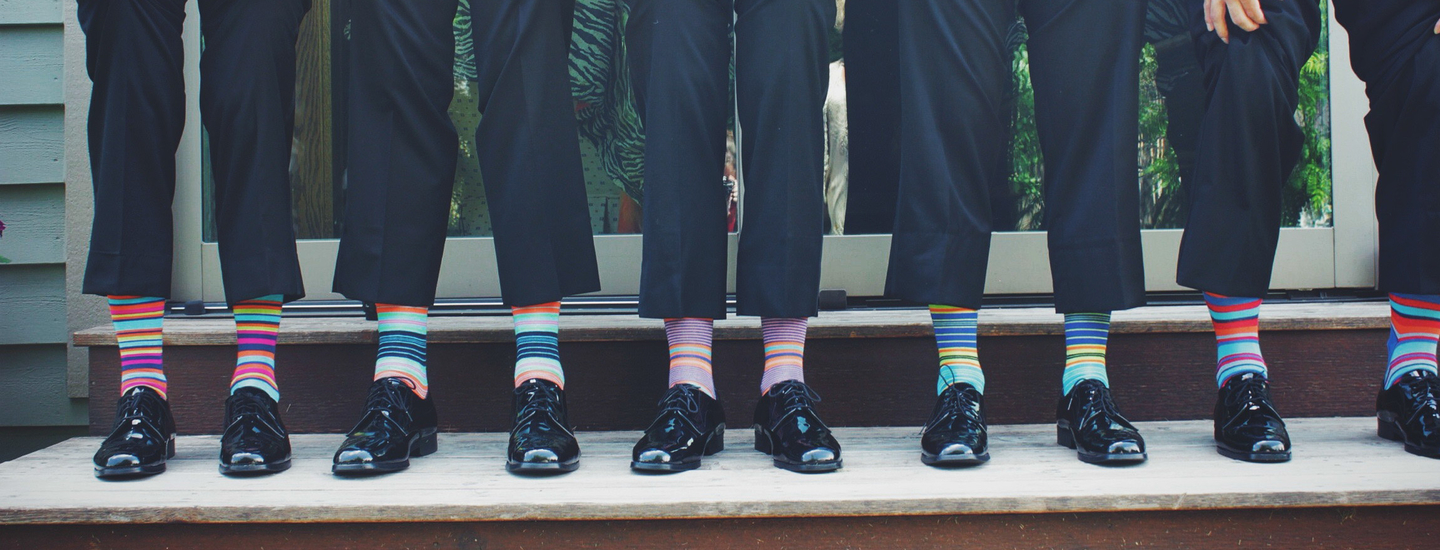M nner im anzug mit lackschuhen und bunten socken das bewerbungsgespr ch aus sicht des personalers