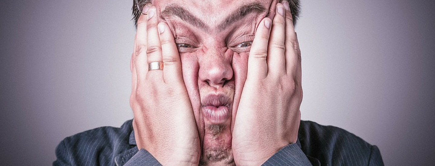 Mann grimasse vorstellungsgespraech personaler unbeliebt
