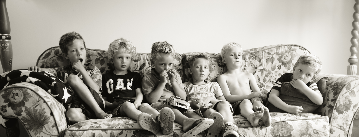 Kinder auf couch langeweile strategien f r schlimmes bewerbungsgespr ch