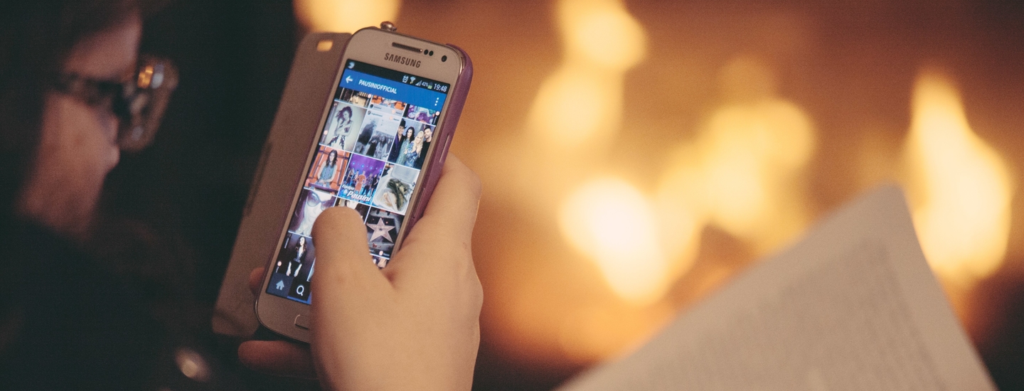 Junge frau smartphone instagram vorstellungsgespr ch dresscode konversation