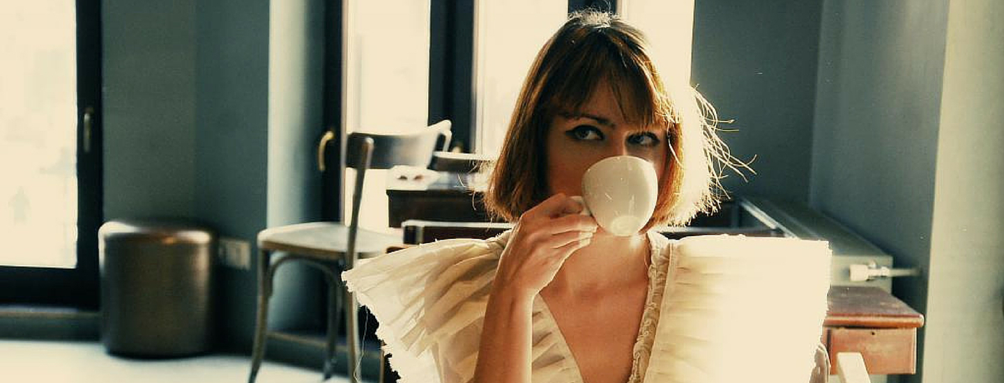 Frau kaffee tasse traumjob qualifiziert
