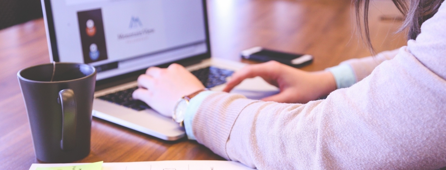 Frau mit laptop buch 6 zeitmanagement basics
