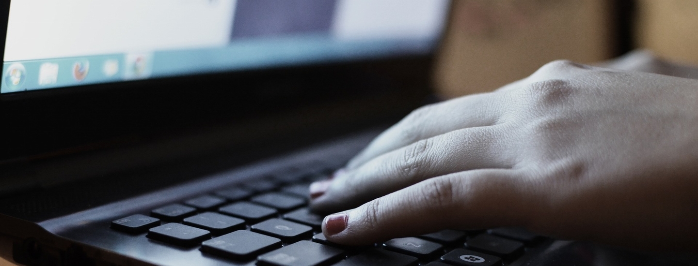 Hand und notebook bester freund auf der jobsuche ein website