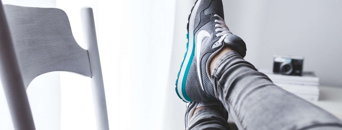 Schuhe auf stuhle umgang mit faulen kollegen