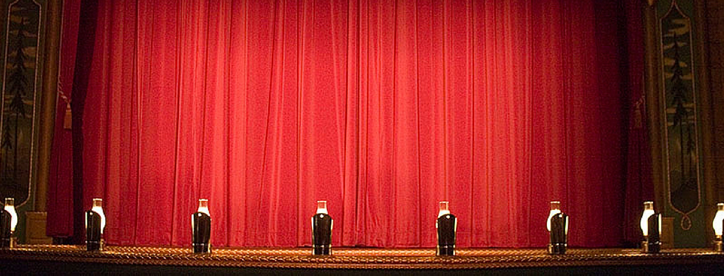 Buehne roter vorhang erwartung arbeitgeber header