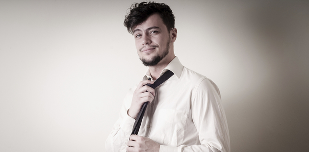 Big junger gesch ftsmann richtet die krawatte f r das vorstellungsgespr ch