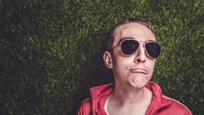 Middle geiler typ mit brille selbstbewusstsein versta rken