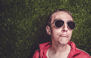 Small geiler typ mit brille selbstbewusstsein versta rken