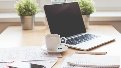 Middle home office laptop und kaffee