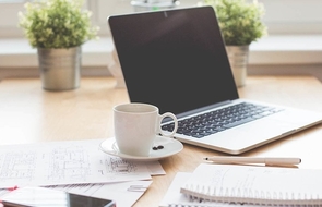 Small home office laptop und kaffee