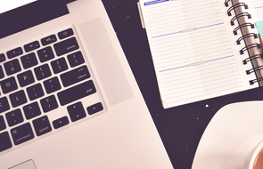 Small laptop kaffee notebook start des unternehmertums