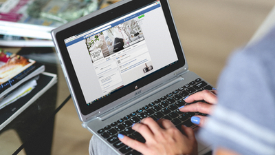 Middle frau mit laptop soziale medien tipps
