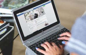 Small frau mit laptop soziale medien tipps