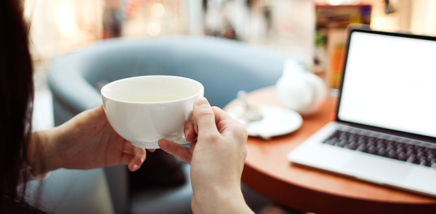 Big frau mit kaffee und laptop hoch hinauf in den elfenbeinturm