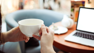 Middle frau mit kaffee und laptop hoch hinauf in den elfenbeinturm