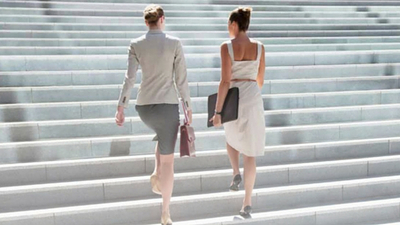 Middle karriere versicherungsbranche frauen treppe preview