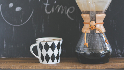 Middle kaffee kanne und tasse auf holz vor kreidetafel