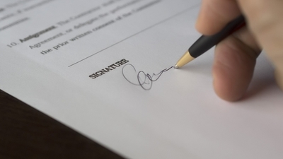 Middle business signature