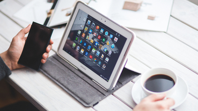 Middle mann kaffee apps laptop