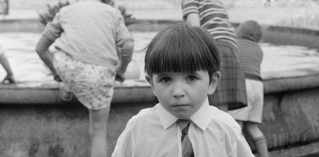 Big junge anzug schwarz weiss