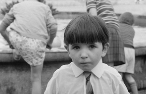 Small junge anzug schwarz weiss