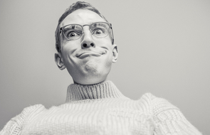 Small nerd mann schwarz weiss brille