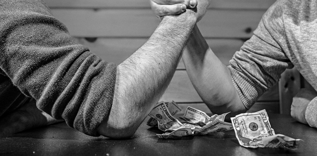 Big gehaltsverhandlung zwei m nner am tisch beim armdr cken um geld