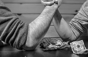 Small gehaltsverhandlung zwei m nner am tisch beim armdr cken um geld
