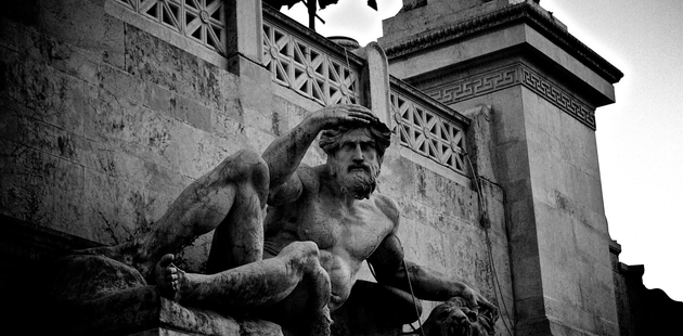 Big statue is reflecting black and white