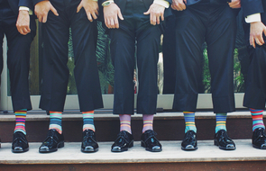 Small m nner im anzug mit lackschuhen und bunten socken das bewerbungsgespr ch aus sicht des personalers