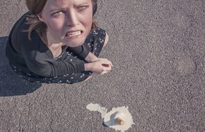 Small frau l sst eis auf der strasse fallen fehler bei der jobsuche