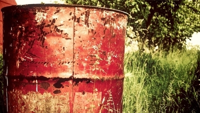 Middle alte rote rostige tonne im gras schlechte tipps jobsuche