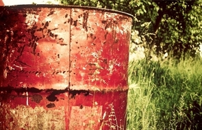 Small alte rote rostige tonne im gras schlechte tipps jobsuche