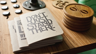 Middle holztisch materialien erfolgreiche menschen