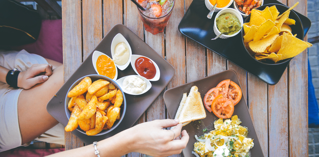 Big holztisch von oben essen tapas fragen interview pers nlichkeit bewerber