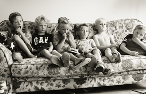 Small kinder auf couch langeweile strategien f r schlimmes bewerbungsgespr ch